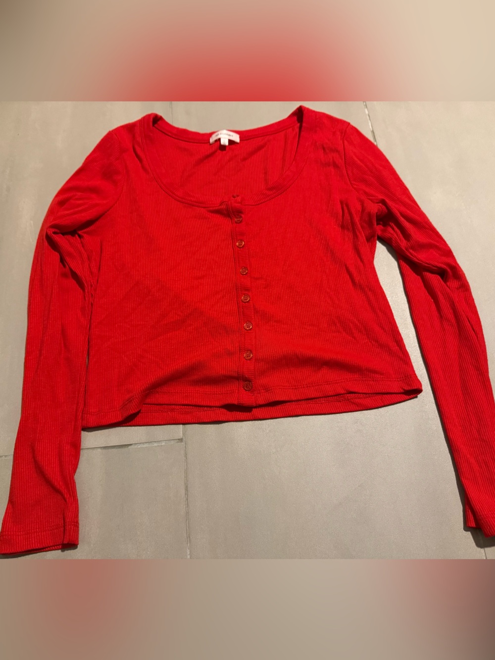 No comment Women’s Red Ribbed Long-Sleeve Button Crop Tee